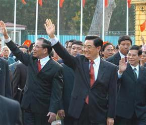 Các nhà lãnh đạo Việt-Trung chào nhân dân Hà Nội ngày 16/11/2006, trong chuyến thăm Việt Nam của Chủ tịch Trung Quốc Hồ Cẩm Đào.