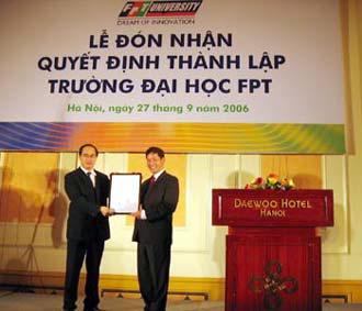 Tháng 9/2006, Bộ trưởng Bộ Giáo dục và Đào tạo Nguyễn Thiện Nhân trao quyết định cho phép thành lập Đại học FPT.