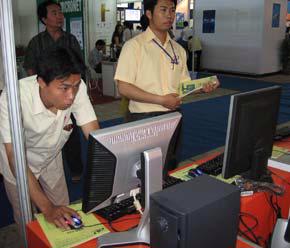 Tại gian hàng của VDC trong Techmart Hanoi 2007, khách tham dự Hội chợ sẽ được truy nhập Internet miễn phí - Ảnh: Tùy Phong.