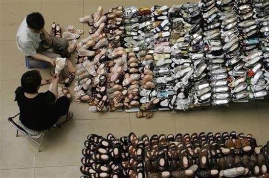 Một sạp giày dép tại chợ Đồng Xuân, Hà Nội - Ảnh: AP.