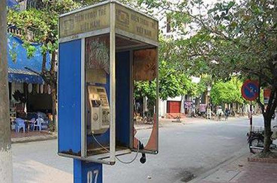 Hình ảnh những bốt điện thoại công cộng bị bỏ hoang phế thế này ở Việt Nam giờ không còn là chuyện hiếm gặp.