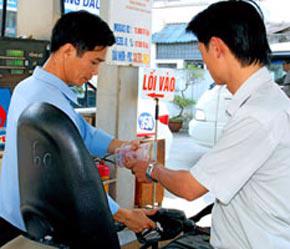 Bộ Thương mại khẳng định xăng dầu nhập khẩu đảm bảo tiêu chuẩn của Việt Nam - Ảnh: VnExpress.