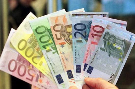 Euro đã trượt về mức đáy hơn 4 năm qua so với USD - Ảnh: Sf.