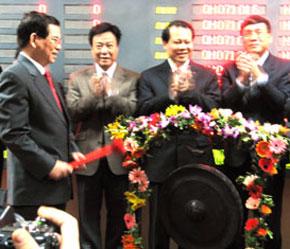 Chủ tịch nước Nguyễn Minh Triết đánh chiêng khai mạc phiên giao dịch đầu tiên của năm mới.