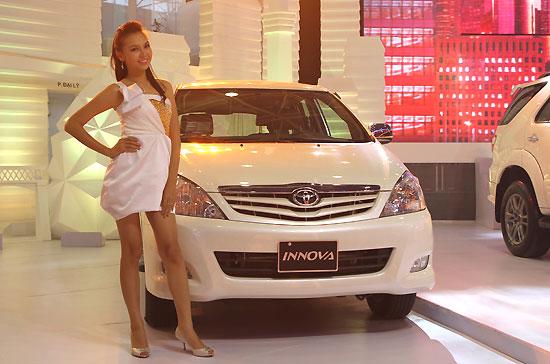 Phiên bản sang trọng Innova Luxury được giới thiệu tại triển lãm Vietnam Motor Show 2010 - Ảnh: Bobi.