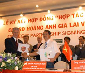 Lễ ký kết hợp đồng hợp tác chiến lược giữa hai Arsenal và Hoàng Anh Gia Lai, ngày 6/3/2007 tại Tp.HCM.