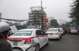 1.200 đồng/km là mức tăng đang được các hãng taxi tại Hà Nội áp dụng sau khi giá xăng tăng tới 2.900 đồng/lít.