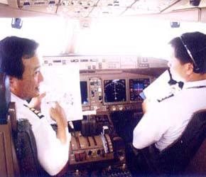 Trong số 420 phi công đang bay cho Vietnam Airlines có tới 119 là người nước ngoài, còn trong số 45 phi công đang làm việc tại Pacific Airlines chỉ có duy nhất 1 người Việt Nam.