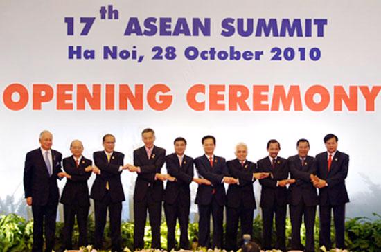 Trưởng đoàn các nước ASEAN trong lễ khai mạc Hội nghị ASEAN 17 ngày 28/10/2010. Ảnh: Chinhphu.vn.