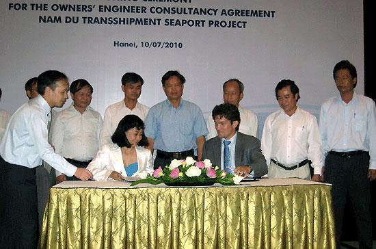 Lễ ký kết giữa Tập đoàn Tân Tạo với Công ty Royal Haskoning Việt Nam.