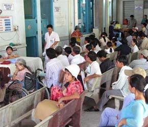 Bệnh nhân chờ khám bệnh tại Bệnh viện Bình Dân, Tp.HCM - Ảnh: TT.