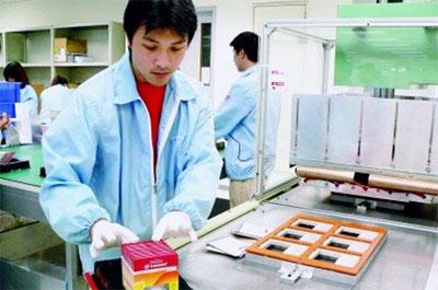 Nhân viên thực hiện công đoạn hoàn thiện sản phẩm trong nhà máy của Transcend - Ảnh: Sơn Nghĩa.