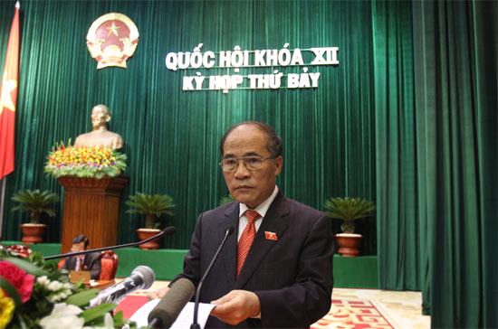 Phó thủ tướng Nguyễn Sinh Hùng trên nghị trường Quốc hội - Ảnh: LQP.
