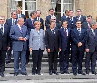 Các nhà lãnh đạo châu Âu trong hội nghị thượng đỉnh tổ chức tại điện Elysee, Paris, ngày 12/10 - Ảnh: Bloomberg.