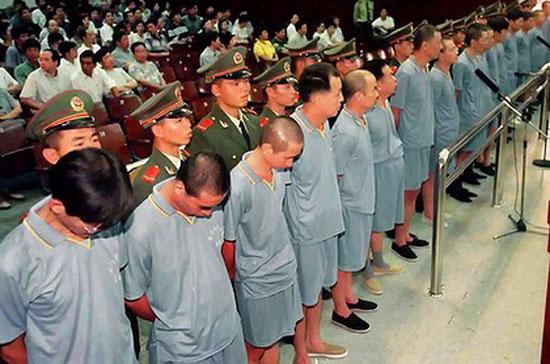 Phiên tòa xử tội phạm tham nhũng ở tỉnh Phúc Kiến hồi tháng 11/2010 - Ảnh: Reuters.