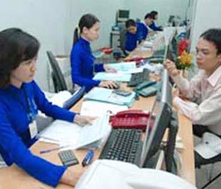 Giao dịch tại một chi nhánh của Ngân hàng Eximbank.