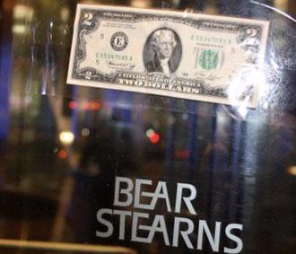 Một tờ 2 USD được dán ngay trước cửa ra vào tại trụ sở của Bear Stearns. Mức giá mà JP Morgan Chase trả cho Bear Stearns là 2 USD/cổ phiếu - Ảnh Reuters.