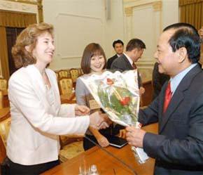 Bà Virginia B.Foote (bên trái) trong một lần nhận hoa từ Chủ tịch UBND Tp.HCM Lê Thanh Hải nhân ngày 8/3 - Ảnh: TT.
