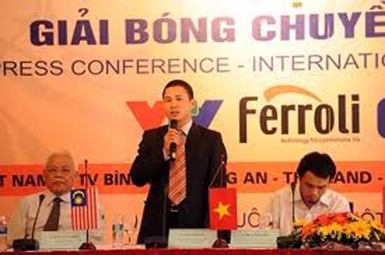 Đặng Đình Gia phát biểu tại lễ khai mạc giải bóng chuyền nữ quốc tế VTV - Ferroli Cup 2010.