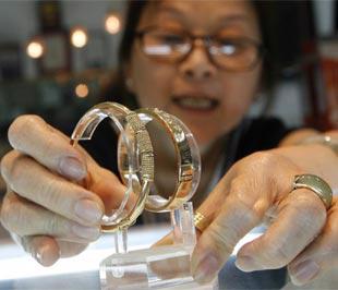 Trang sức vàng bày bán trong một tiệm kim hoàn ở Hà Nội. Không khí trầm lắng tiếp tục bao trùm thị trường vàng miếng trong hai ngày cuối tuần vừa rồi - Ảnh: Reuters/Daylife.