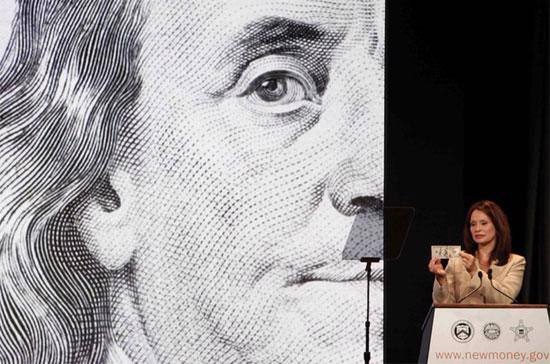 Đại diện Bộ Tài chính Mỹ giới thiệu tờ 100 USD mới tại Washington, ngày 21/4 - Ảnh: Reuters.