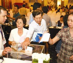 Cổ đông bỏ phiếu tại một đại hội cổ đông - Ảnh: Lê Toàn.
