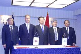 Lễ ký kết các nội dung liên quan khoản vay này diễn ra ngày 12/4 tại Washington DC (Mỹ), với sự chứng kiến của Thủ tướng Nguyễn Tấn Dũng.