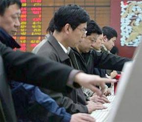 Các nhà đầu tư đặt lệnh qua máy tính tại công ty môi giới Trung Tân ở Bắc Kinh - Ảnh: AP.
