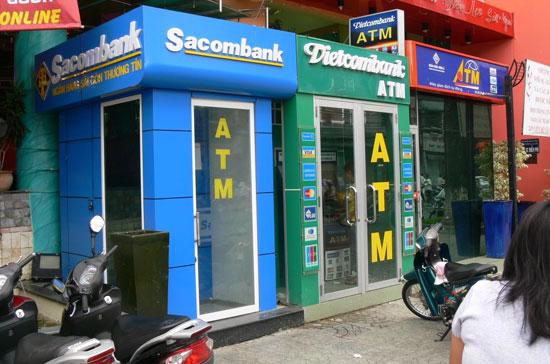 Đại diện Sacombank cho biết sẽ di dời hoặc ngừng vận hành ngay lập tức những buồng ATM không thể gắn dây tiếp đất.