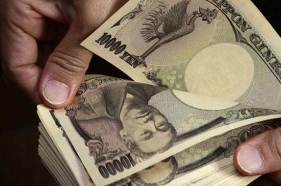 Ngân hàng Trung ương Nhật Bản (BoJ) ngày 5/10 đã hạ lãi suất về 0-0,1%. Đồng Yên đã giảm giá so với USD sau quyết định này của BoJ - Ảnh: Getty.