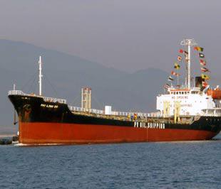 Tàu chở dầu của PV Oil Shipping tiếp nhận 5.000 m3 dầu tại cảng xuất sản phẩm của nhà máy.