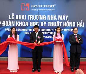 Phó Thủ tướng Hoàng Trung Hải cùng Chủ tịch Tập đoàn Foxconn Quách Đài Minh cắt băng khánh thành.