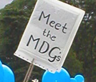 Tuần hành hoà bình yêu cầu thực hiện các mục tiêu phát triển Thiên niên kỷ tại một diễn đàn Liên hợp quốc tổ chức tại Scotland - Ảnh: MDGs.