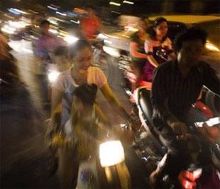 Buổi tối trên đường phố Phnom Penh, thủ đô Campuchia - Ảnh: AP.