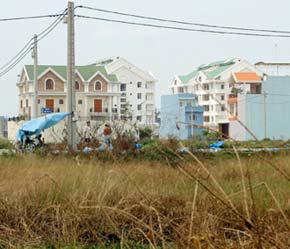 Những dự án có vị trí càng xa trung tâm thành phố càng ít rớt giá, do trước đó tăng không nhiều - Ảnh: Việt Tuấn.