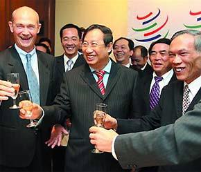 Tổng giám đốc WTO Pascal Lamy, Phó thủ tướng Phạm Gia Khiêm và Bộ trưởng Bộ Thương mại Trương Đình Tuyển vui mừng với sự kiện Việt Nam gia nhập WTO ngày 7/11/2006.