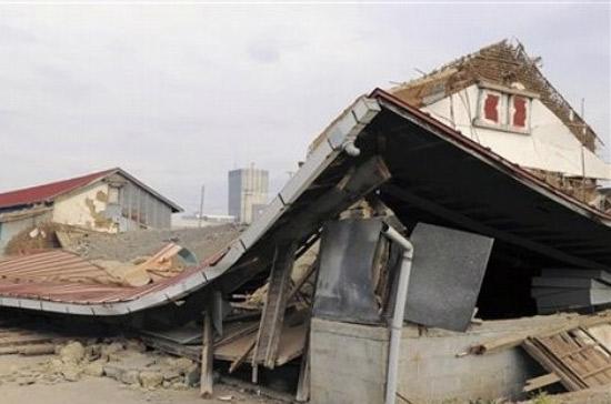 Một ngôi nhà ở Kurihara bị đổ sụp sau dư chấn hồi đêm 7/4 - Ảnh: AP.