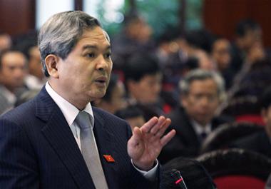 Bộ trưởng Bộ Tài nguyên và Môi trường Phạm Khôi Nguyên phát biểu tại nghị trường Quốc hội.