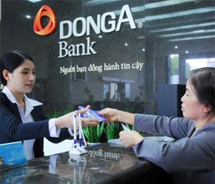Hoạt động giao dịch tại chi nhánh DongA Bank.