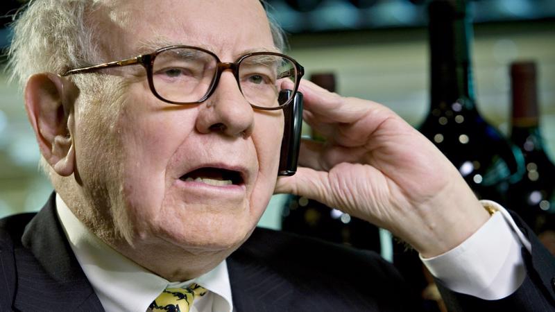 Tỷ phú Warren Buffett hiện vẫn dùng điện thoại gập Nokia - Ảnh: Fortune.