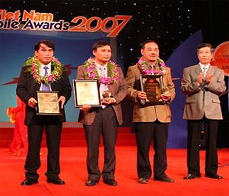 Đại diện các mạng điện thoại di động nhận Giải Vietnam Mobile Awards 2007.