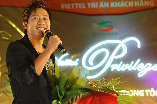 Ca sỹ Tuấn Hưng biểu diễn tại chương trình tri ân khách hàng của Viettel.
