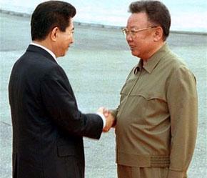 Tổng thống Hàn Quốc Roh Moo-hyun và Chủ tịch CHDCND Triều Tiên Kim Jong-il trong cuộc gặp vừa diễn ra tại Bình Nhưỡng.