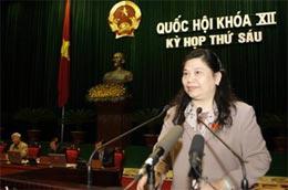 Phó chủ tịch Quốc hội Tòng Thị Phóng trình bày báo cáo công tác của Ủy ban Thường vụ Quốc hội năm 2009 - Ảnh: TTXVN.