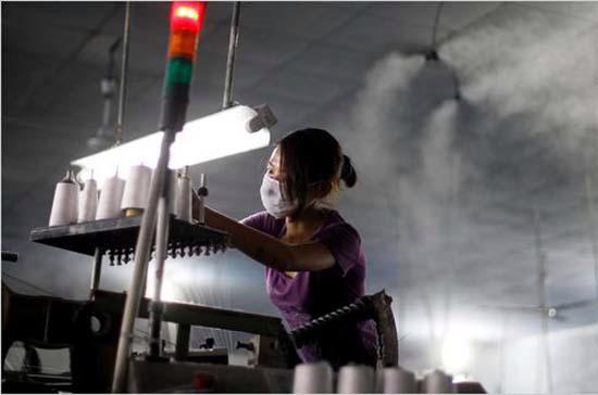 Lương công nhân tại Trung Quốc đang được nâng lên - Ảnh: Reuters/NYTimes.