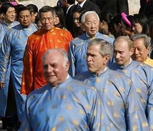 Các nguyên thủ quốc gia mặc trang phục mang màu sắc truyền thống của Việt Nam tại Hội nghị APEC 2006, tổ chức tại Hà Nội.