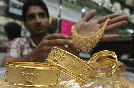 Trang sức vàng bày bán trong một tiệm kim hoàn ở Ấn Độ - Ảnh: Reuters.