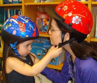 Bé Marisa, con gái của Chủ tịch AIP Greig Craft, luôn cùng bố tham gia tuyên truyền đội mũ bảo hiểm xe máy tại Việt Nam.