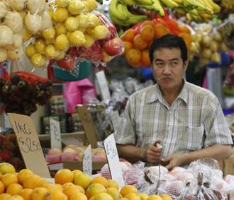 Một cửa hàng hoa quả ở Singapore, nơi lạm phát đã lên tới mức cao nhất trong vòng 26 năm qua - Ảnh: Reuters.