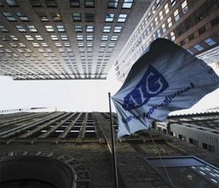 Tại văn phòng của AIG ở New York (Mỹ). Tập đoàn này đã được Chính phủ Mỹ rót cho trên 170 tỷ USD để tránh đổ vỡ - Ảnh: AP.